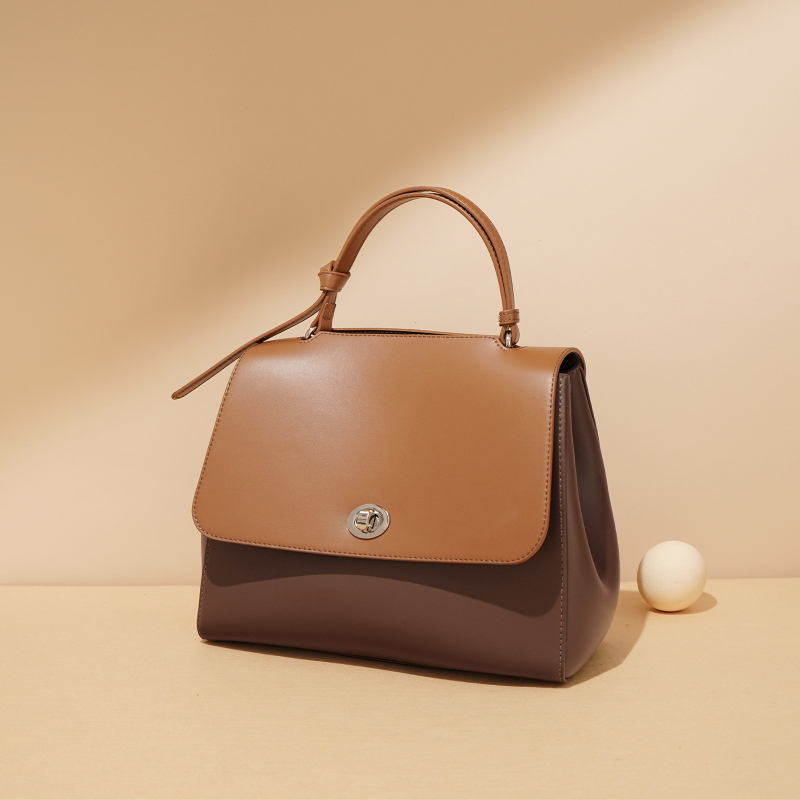 Prava kožna ženska torbica na rame/crossbody, horizontalnog kvadratnog oblika, zatvaranje klapnom, unutarnja džep s zipom i džep za identifikaciju, podstava od poliestera-bavlne