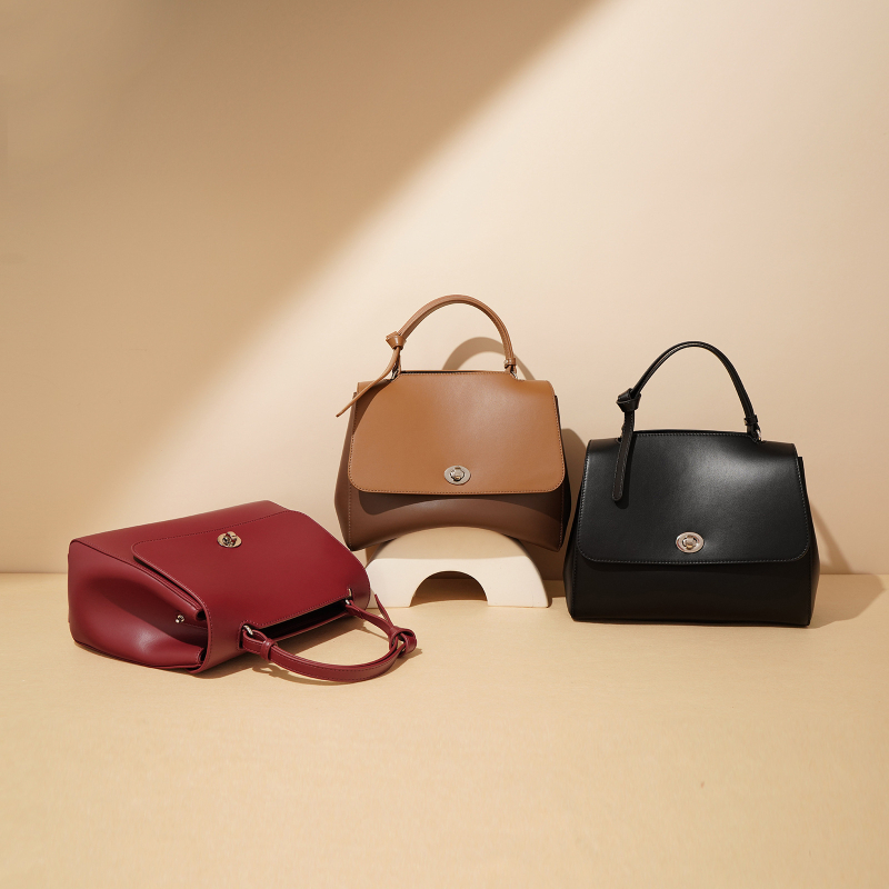 Prava kožna ženska torbica na rame/crossbody, horizontalnog kvadratnog oblika, zatvaranje klapnom, unutarnja džep s zipom i džep za identifikaciju, podstava od poliestera-bavlne