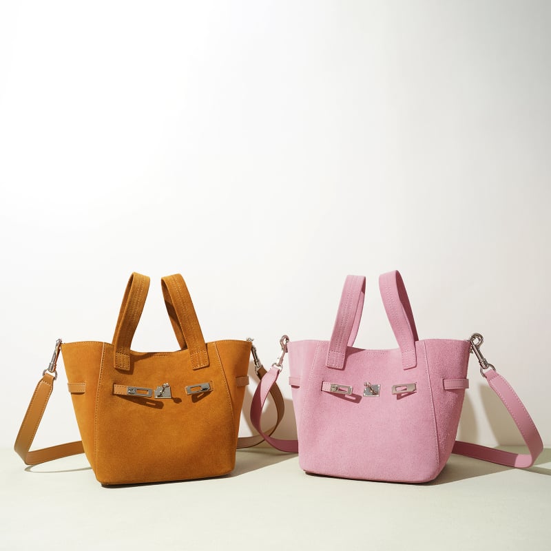Torba za rameno crossbody od prave kože s teksturom frosted cowhide, oblik bucket, magnetska kopča, unutarnja džep za telefon i džep s patentnim zatvaračem