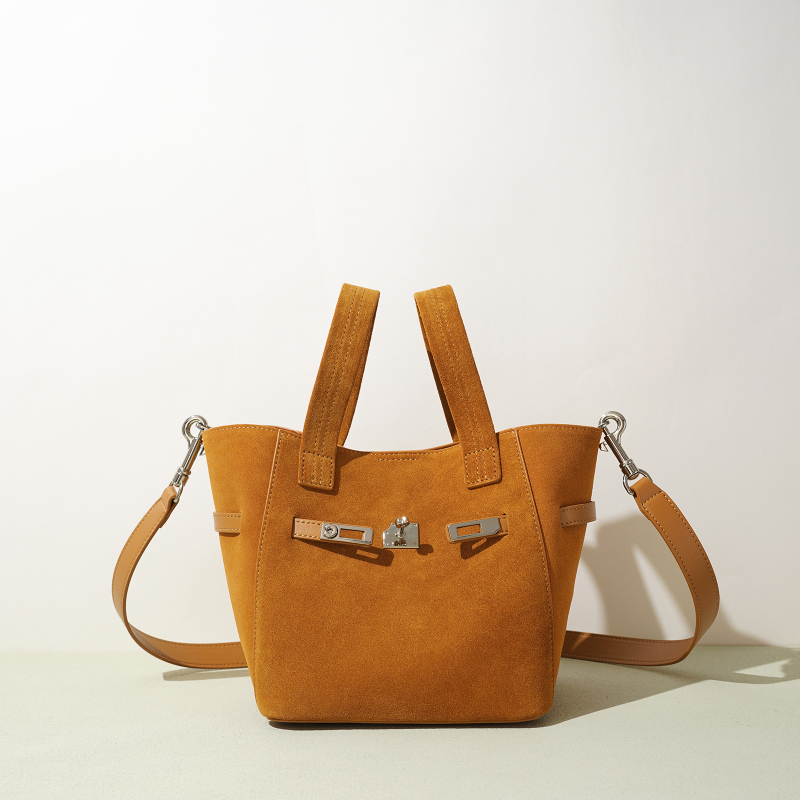 Torba za rameno crossbody od prave kože s teksturom frosted cowhide, oblik bucket, magnetska kopča, unutarnja džep za telefon i džep s patentnim zatvaračem