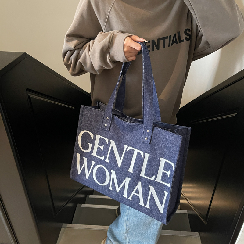Gentlewoman Geantă tote din pânză — formă orizontală pătrată, fermoar, căptușeală din poliester, buzunar intern pentru telefon, bretele duble, utilizare zilnică, primăvara 2025