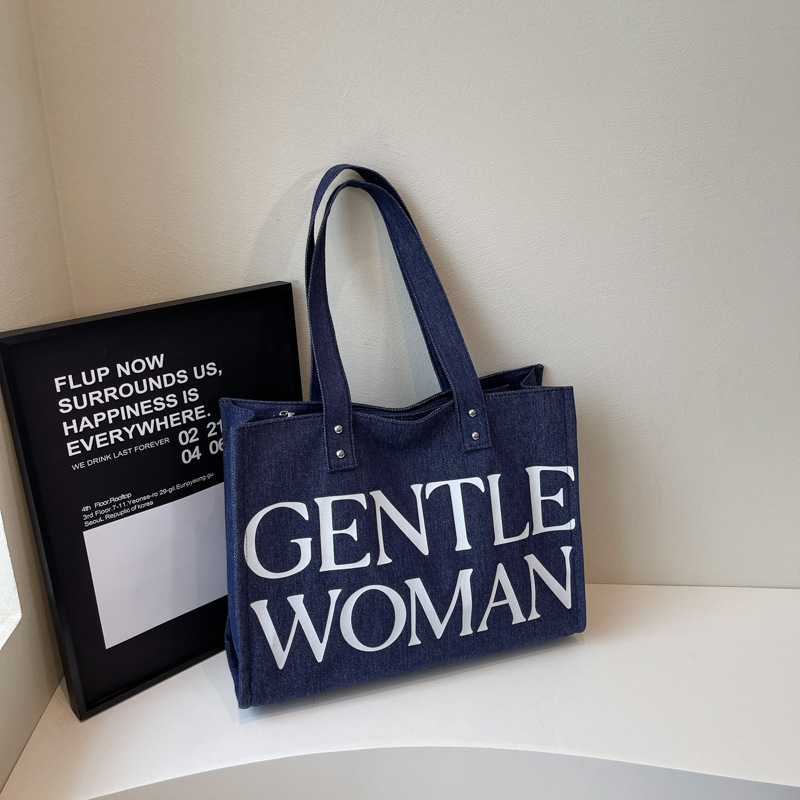 Gentlewoman Geantă tote din pânză — formă orizontală pătrată, fermoar, căptușeală din poliester, buzunar intern pentru telefon, bretele duble, utilizare zilnică, primăvara 2025