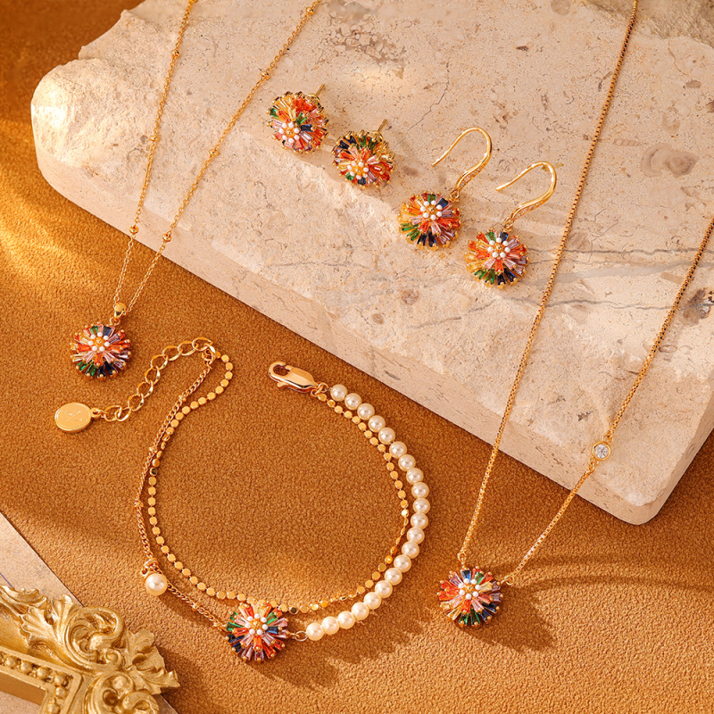 Rainbow Daisy set nakita Aini beni — naušnice, lančić i dodaci za ruke; bakar, dijamantno postavljanje, clavicle lanac, privjesak s mješavinom kamenja, cvjetni motiv