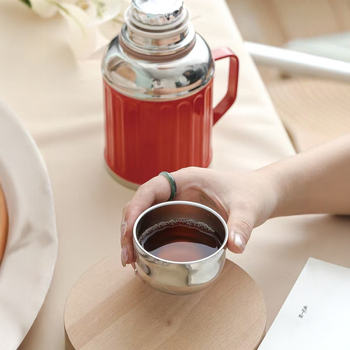 Termosz pohár hőmérséklet kijelzővel és tea szeparátorral, belső 316-os rozsdamentes acél, külső 201-es rozsdamentes acél, vákuumos szigetelés, hordozható otthoni használatra