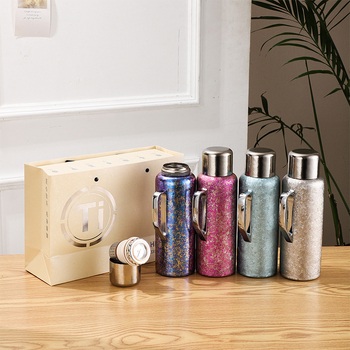 Titán termosz pohár fogantyúval, titán héj és belső tartály, mechanikus hőmérő, vákuum szigetelés 12–24 óra