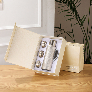 Titán termosz pohár fogantyúval, titán héj és belső tartály, mechanikus hőmérő, vákuum szigetelés 12–24 óra