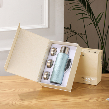 Titán termosz pohár fogantyúval, titán héj és belső tartály, mechanikus hőmérő, vákuum szigetelés 12–24 óra