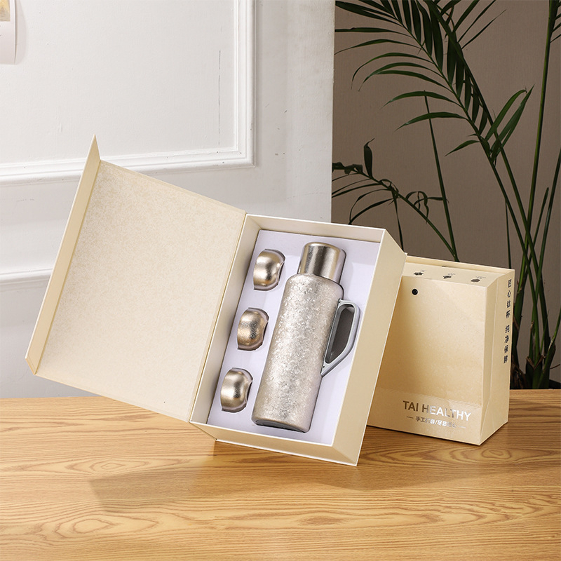 Titán termosz pohár fogantyúval, titán héj és belső tartály, mechanikus hőmérő, vákuum szigetelés 12–24 óra