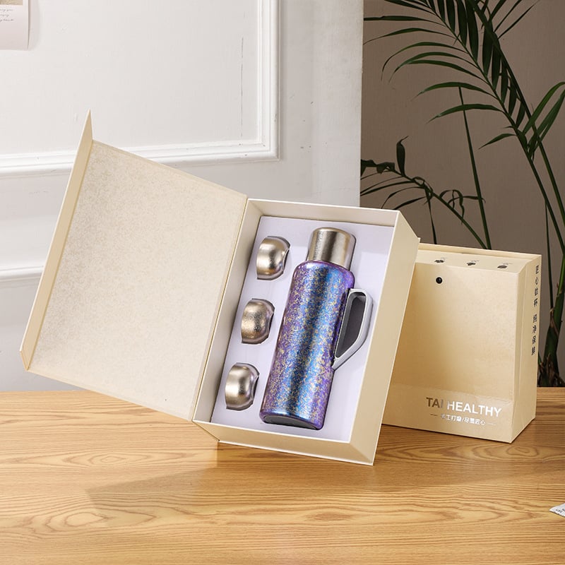 Titán termosz pohár fogantyúval, titán héj és belső tartály, mechanikus hőmérő, vákuum szigetelés 12–24 óra