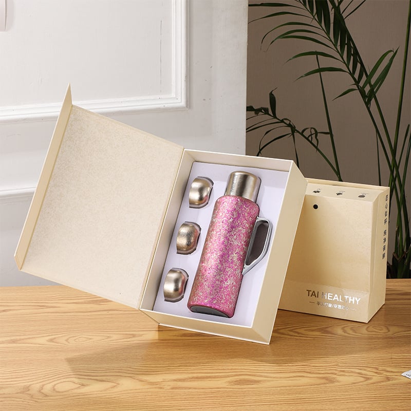 Titán termosz pohár fogantyúval, titán héj és belső tartály, mechanikus hőmérő, vákuum szigetelés 12–24 óra