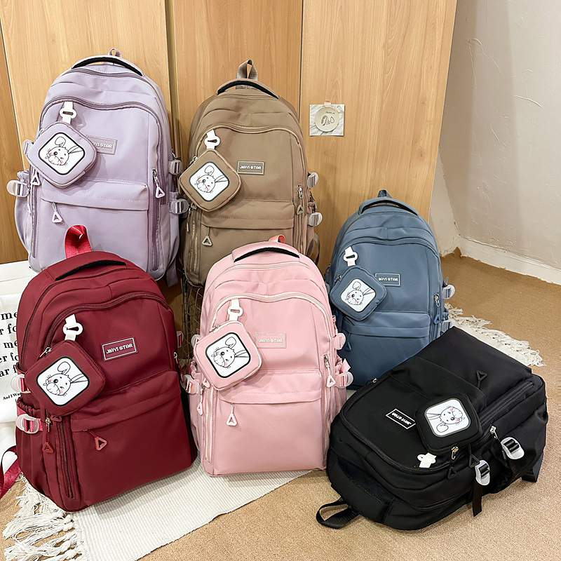 Nylonový batoh pre študentov, 20–35 l, kompatibilný s 15-palcovým laptopom, nepremokavý, ultra ľahký, ergonomicky zahnuté ramenné popruhy.