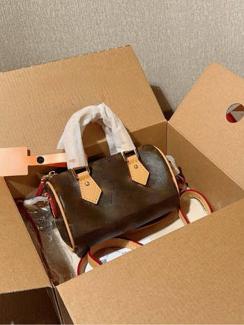 Kožená kabelka cez rameno baguette štýlu, pre voľný čas, plátenná podšívka, horizontálny štvorcový tvar, uzavreté otvorenie