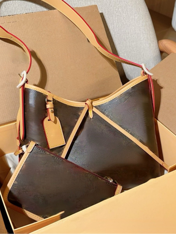 Kožená kabelka cez rameno baguette štýlu, pre voľný čas, plátenná podšívka, horizontálny štvorcový tvar, uzavreté otvorenie