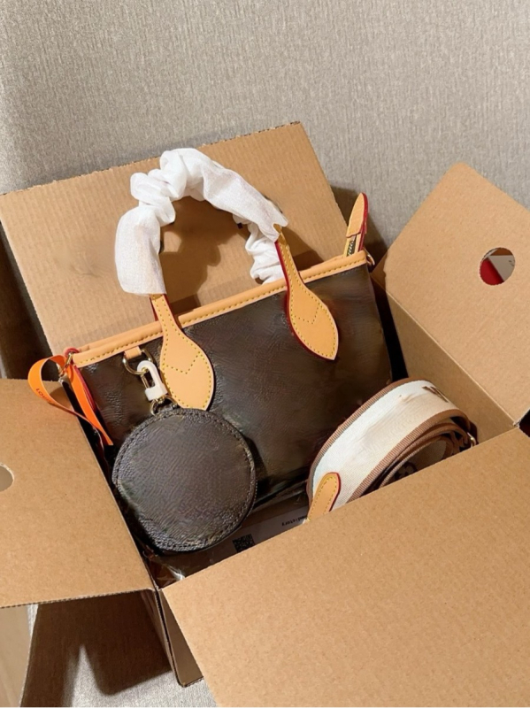 Kožená kabelka cez rameno baguette štýlu, pre voľný čas, plátenná podšívka, horizontálny štvorcový tvar, uzavreté otvorenie