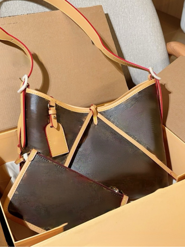 Kožená kabelka cez rameno baguette štýlu, pre voľný čas, plátenná podšívka, horizontálny štvorcový tvar, uzavreté otvorenie