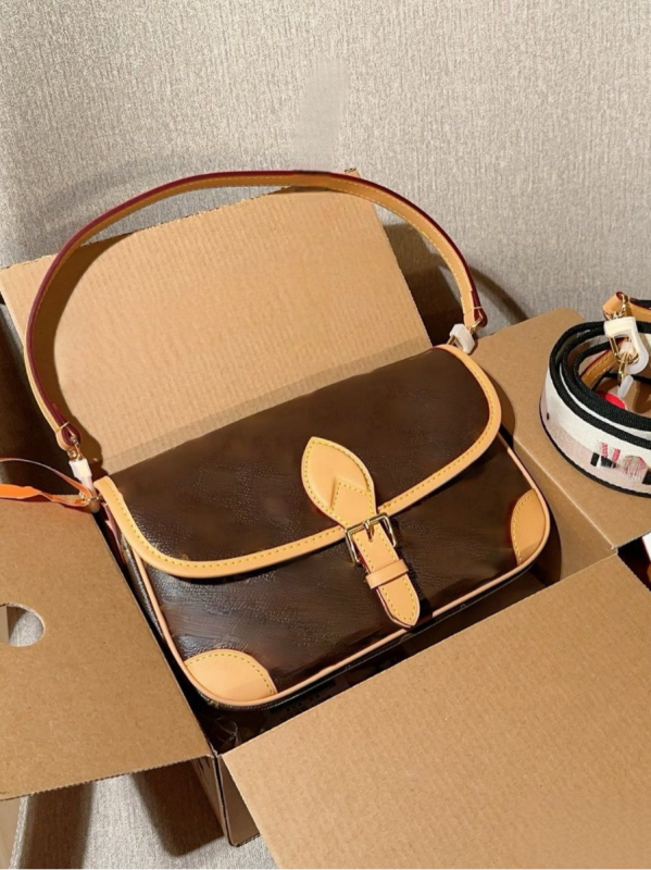 Kožená kabelka cez rameno baguette štýlu, pre voľný čas, plátenná podšívka, horizontálny štvorcový tvar, uzavreté otvorenie