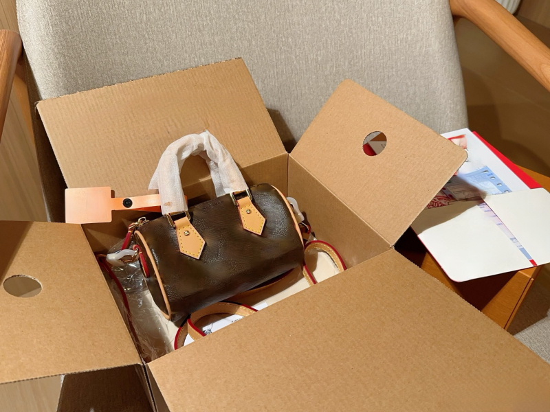 Kožená kabelka cez rameno baguette štýlu, pre voľný čas, plátenná podšívka, horizontálny štvorcový tvar, uzavreté otvorenie