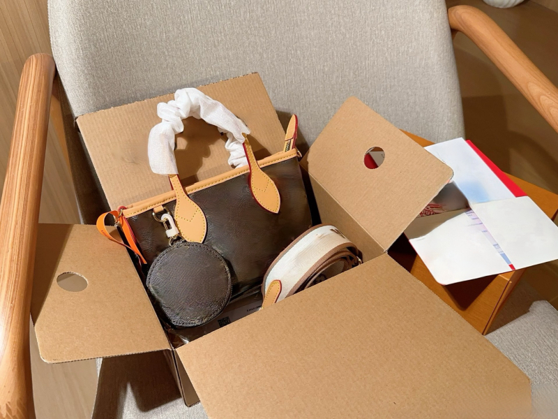 Kožená kabelka cez rameno baguette štýlu, pre voľný čas, plátenná podšívka, horizontálny štvorcový tvar, uzavreté otvorenie