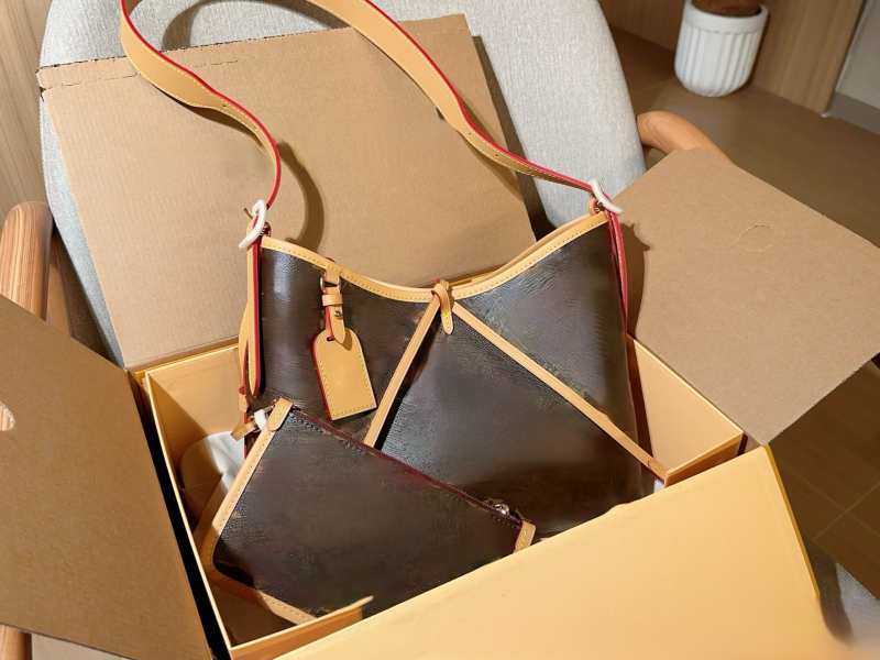 Kožená kabelka cez rameno baguette štýlu, pre voľný čas, plátenná podšívka, horizontálny štvorcový tvar, uzavreté otvorenie