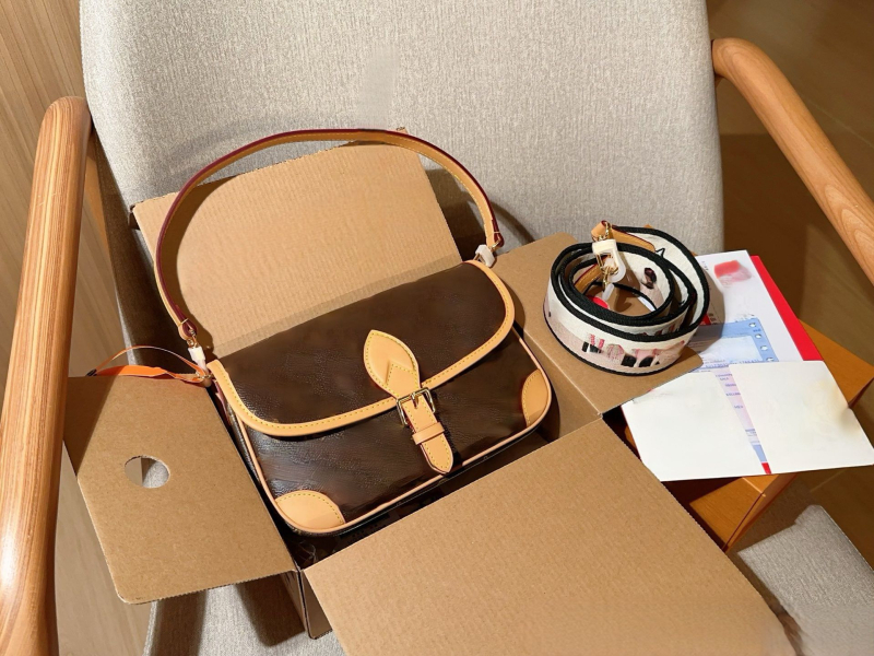 Kožená kabelka cez rameno baguette štýlu, pre voľný čas, plátenná podšívka, horizontálny štvorcový tvar, uzavreté otvorenie