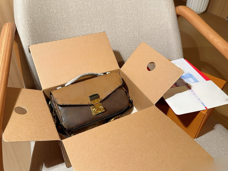 Kožená kabelka cez rameno baguette štýlu, pre voľný čas, plátenná podšívka, horizontálny štvorcový tvar, uzavreté otvorenie