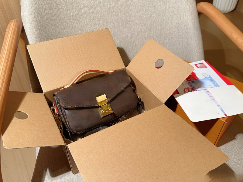 Kožená kabelka cez rameno baguette štýlu, pre voľný čas, plátenná podšívka, horizontálny štvorcový tvar, uzavreté otvorenie