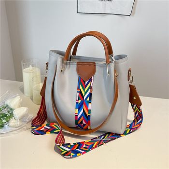 Dámska taška s mestským minimalistickým štýlom, PU koža, vodorovný štvorcový tvar, zipsové otvorenie, polyesterová podšívka.