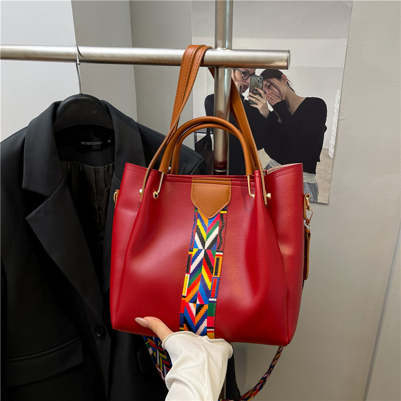 Dámska taška s mestským minimalistickým štýlom, PU koža, vodorovný štvorcový tvar, zipsové otvorenie, polyesterová podšívka.