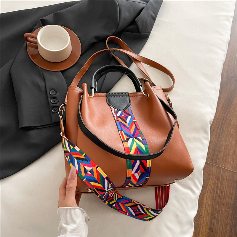 Dámska taška s mestským minimalistickým štýlom, PU koža, vodorovný štvorcový tvar, zipsové otvorenie, polyesterová podšívka.