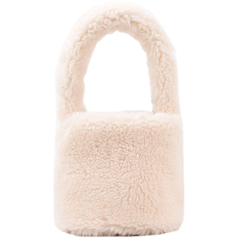 Plišana bucket bag, cilindričnog oblika, srednje veličine, magnetno zatvaranje, podstava od sintetičke kože, gradski minimalistički stil.