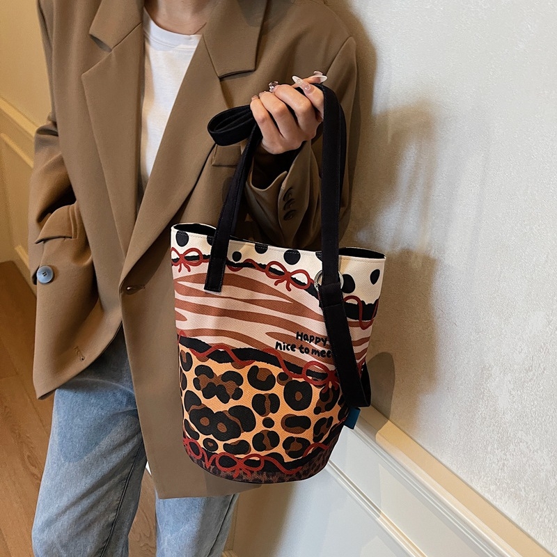 Torba-tip košara s leopard uzorkom i ilustracijom, platno materijal, cilindrični oblik, magnetsko zatvaranje, unutarnja džep za identifikacijsku karticu, trodimenzionalni vanjski dizajn