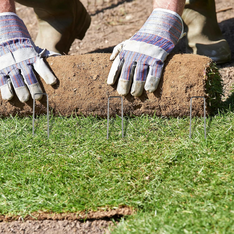Ατσάλινα U-σχήματος καρφιά για κήπο και εξωτερικούς χώρους — τύπος: U-σχήματος καρφί; βάρος: 15 g; εφαρμογές: κηπουρική, ταξίδια και εξωτερικές χρήσεις.
