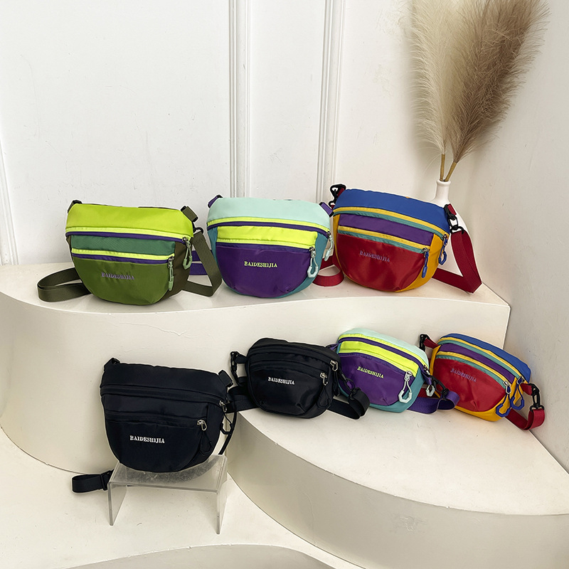 Ženska crossbody torba u urbanom minimalističkom stilu, poliester, horizontalni kvadratni oblik, zatvaranje na zatvarač, unutarnji ID džep