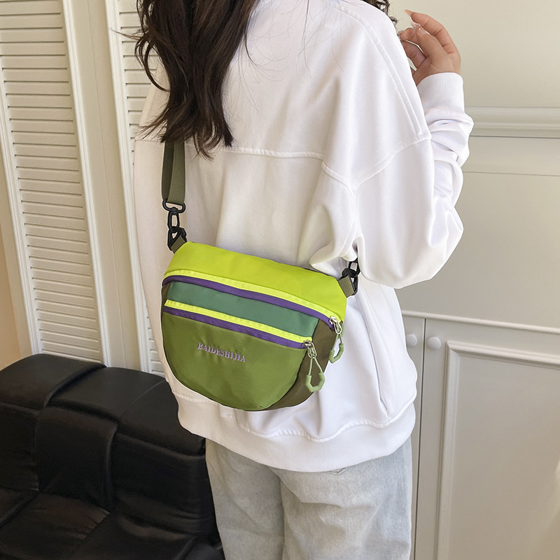 Ženska crossbody torba u urbanom minimalističkom stilu, poliester, horizontalni kvadratni oblik, zatvaranje na zatvarač, unutarnji ID džep