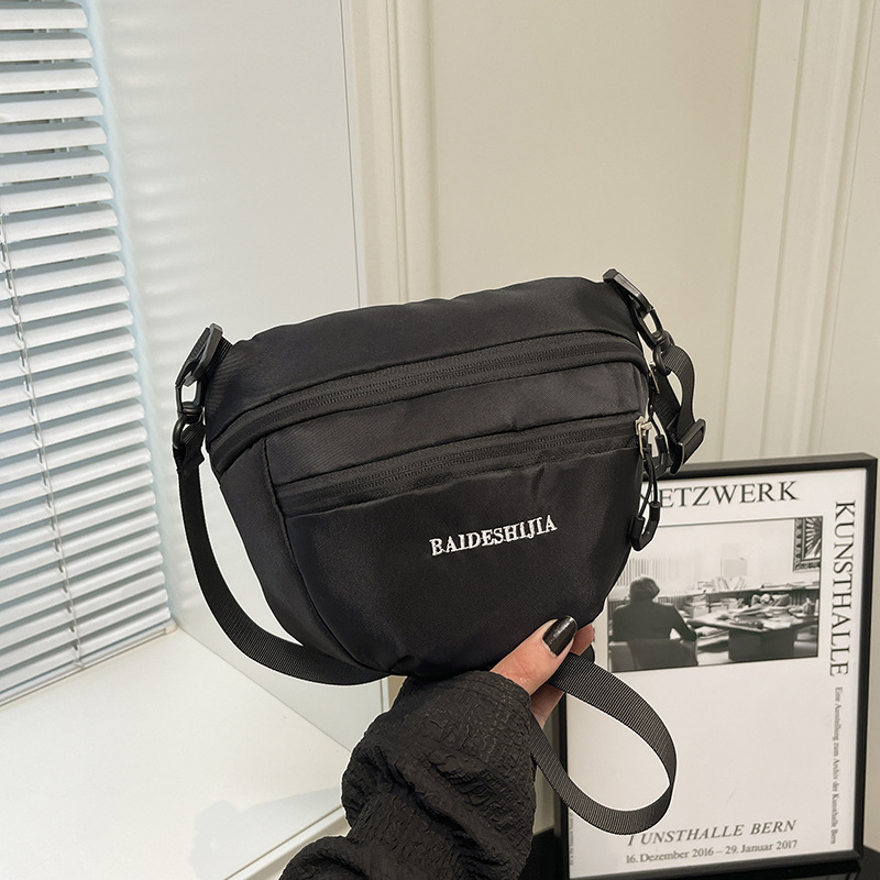 Ženska crossbody torba u urbanom minimalističkom stilu, poliester, horizontalni kvadratni oblik, zatvaranje na zatvarač, unutarnji ID džep