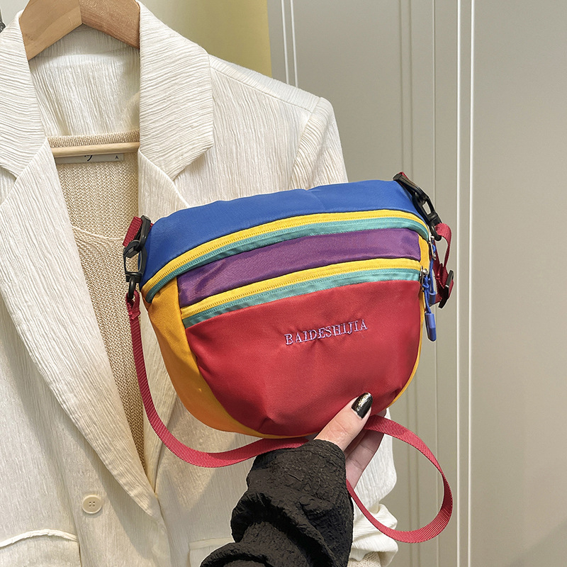Ženska crossbody torba u urbanom minimalističkom stilu, poliester, horizontalni kvadratni oblik, zatvaranje na zatvarač, unutarnji ID džep