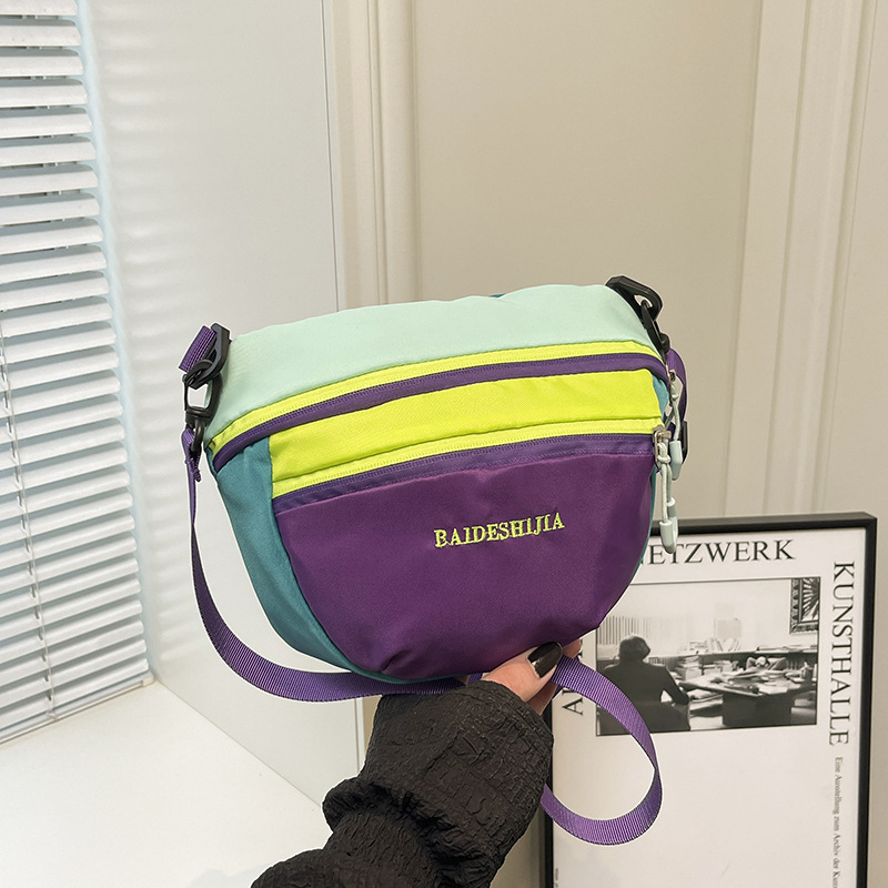 Ženska crossbody torba u urbanom minimalističkom stilu, poliester, horizontalni kvadratni oblik, zatvaranje na zatvarač, unutarnji ID džep