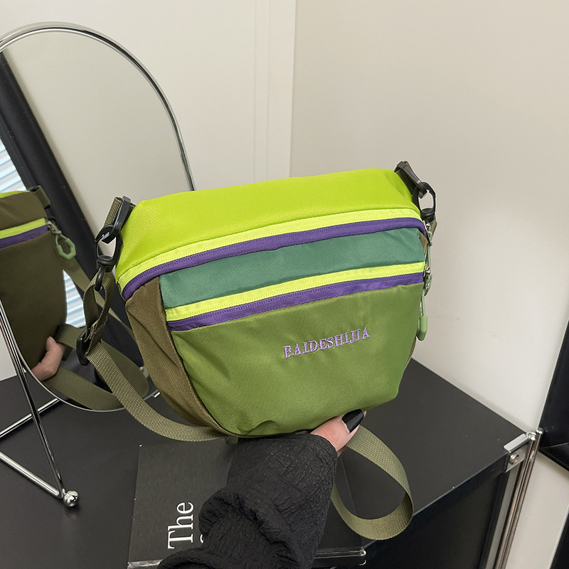Ženska crossbody torba u urbanom minimalističkom stilu, poliester, horizontalni kvadratni oblik, zatvaranje na zatvarač, unutarnji ID džep