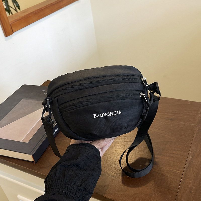Ženska crossbody torba u urbanom minimalističkom stilu, poliester, horizontalni kvadratni oblik, zatvaranje na zatvarač, unutarnji ID džep