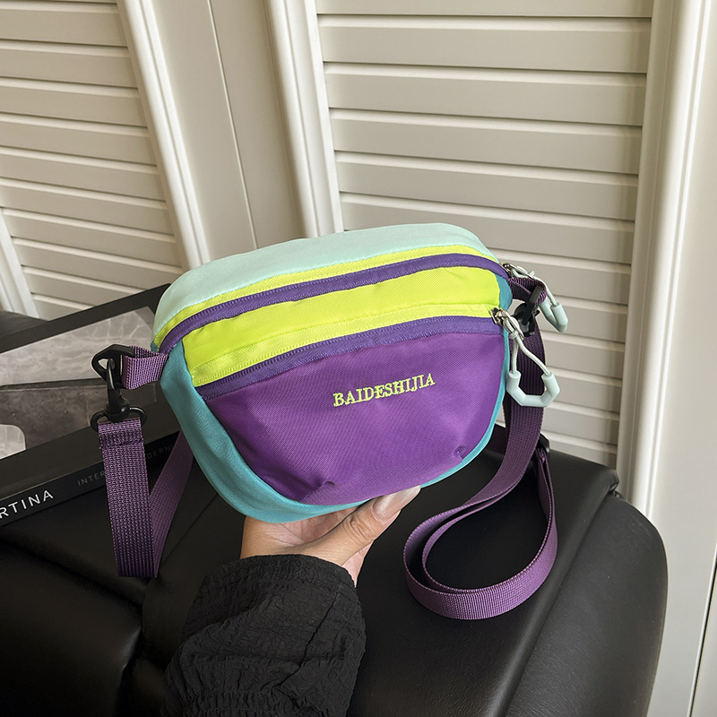 Ženska crossbody torba u urbanom minimalističkom stilu, poliester, horizontalni kvadratni oblik, zatvaranje na zatvarač, unutarnji ID džep