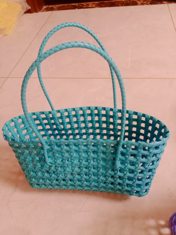 Prozračna pletena torba za plažu s oblikom jastuka, PVC materijal, PVC podstava, Shengjing crafts, proljeće 2025
