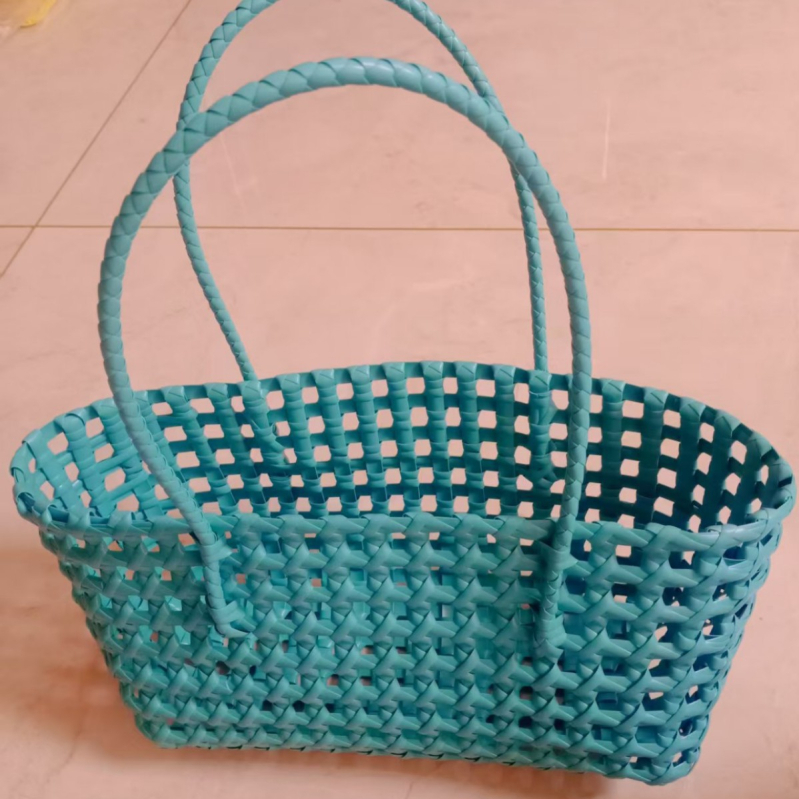 Prozračna pletena torba za plažu s oblikom jastuka, PVC materijal, PVC podstava, Shengjing crafts, proljeće 2025