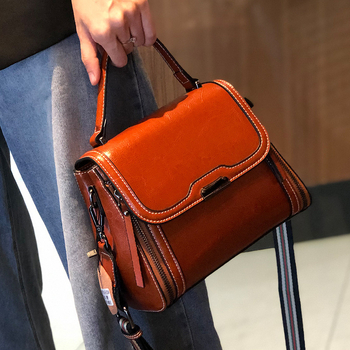 Ženska crossbody torbica od prave kože, koža s uljno-voskastim završetkom, uspravni kvadratni oblik, zatvaranje poklopac, unutarnji džepovi s patentnim zatvaračem te pretinci za mobitel i osobnu iskaznicu