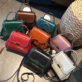 Ženska crossbody torbica od prave kože, koža s uljno-voskastim završetkom, uspravni kvadratni oblik, zatvaranje poklopac, unutarnji džepovi s patentnim zatvaračem te pretinci za mobitel i osobnu iskaznicu