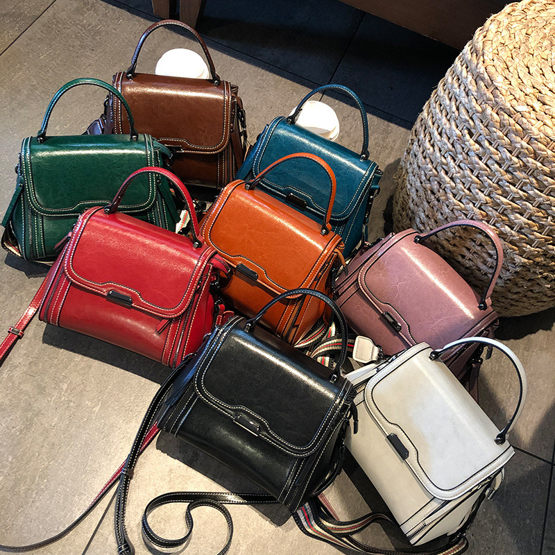 Ženska crossbody torbica od prave kože, koža s uljno-voskastim završetkom, uspravni kvadratni oblik, zatvaranje poklopac, unutarnji džepovi s patentnim zatvaračem te pretinci za mobitel i osobnu iskaznicu