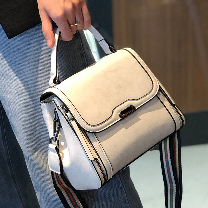 Ženska crossbody torbica od prave kože, koža s uljno-voskastim završetkom, uspravni kvadratni oblik, zatvaranje poklopac, unutarnji džepovi s patentnim zatvaračem te pretinci za mobitel i osobnu iskaznicu