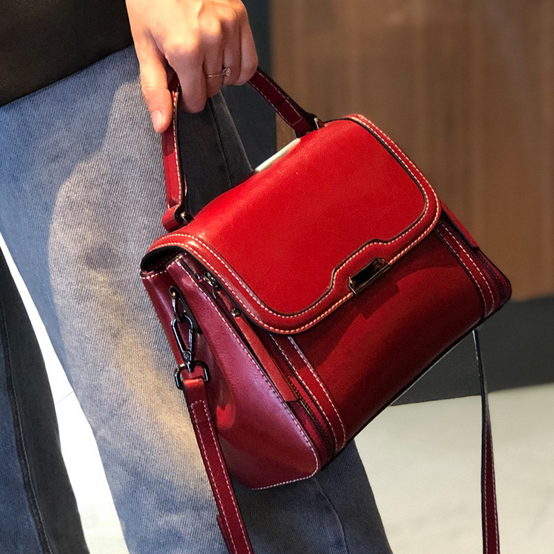 Ženska crossbody torbica od prave kože, koža s uljno-voskastim završetkom, uspravni kvadratni oblik, zatvaranje poklopac, unutarnji džepovi s patentnim zatvaračem te pretinci za mobitel i osobnu iskaznicu