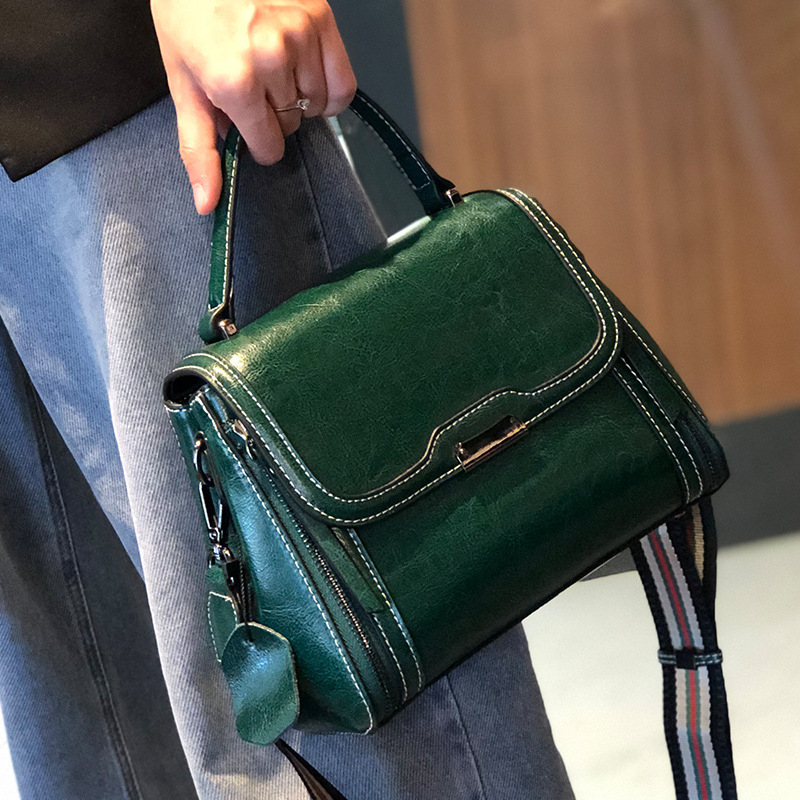 Ženska crossbody torbica od prave kože, koža s uljno-voskastim završetkom, uspravni kvadratni oblik, zatvaranje poklopac, unutarnji džepovi s patentnim zatvaračem te pretinci za mobitel i osobnu iskaznicu