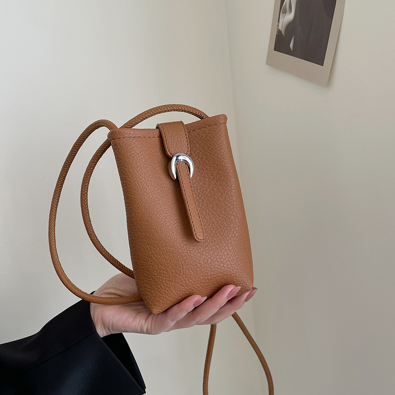 Ženska PU crossbody torba, vertikalni kvadrat, urbani stil, zatvaranje poklopcem, unutarnji džep sa zatvaračem
