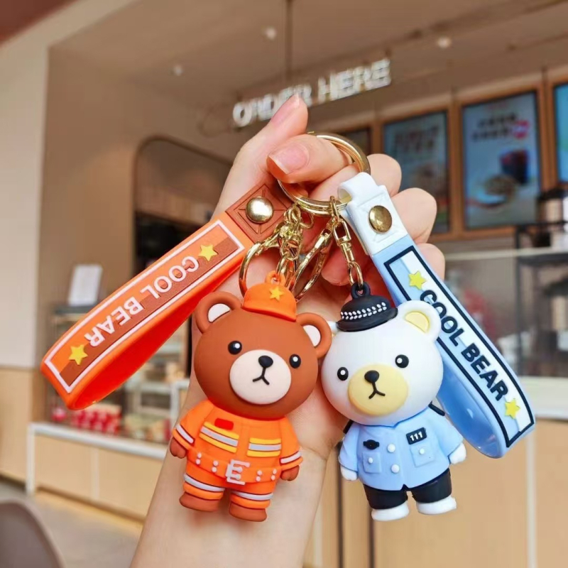 Karikatuurne karu politseinik ja tuletõrjuja – võtmehoidja, plüüsi autoeha kaunistus (Materjal: pehme liim; Ühekordselt pakendatud)